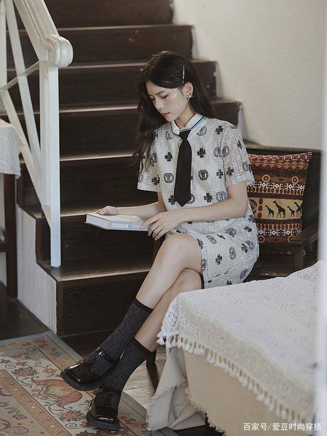 姐妹|今年初秋流行穿“小黑鞋”！不仅百搭好看，还很时髦