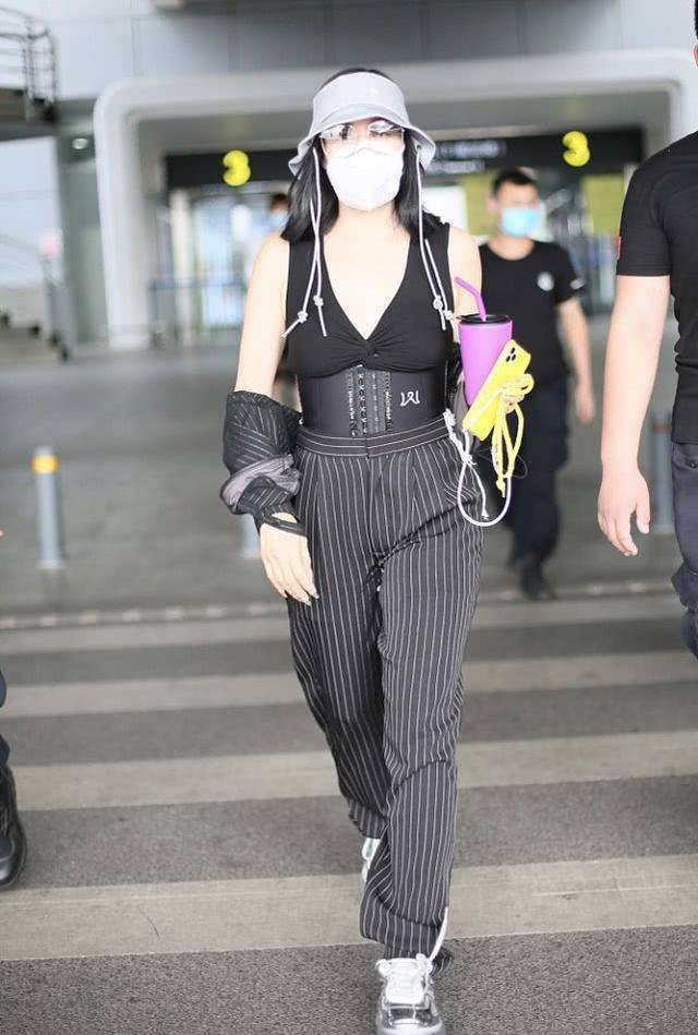 身形|年过五旬的钟丽缇，身材发福似“大妈”，穿“短裤背心”尽显臃肿