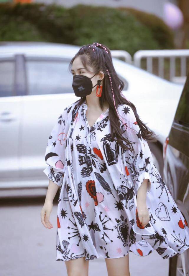 黑色|谢娜二胎产后首次现身机场，私服衣着舒适宽松，气色恢复不错