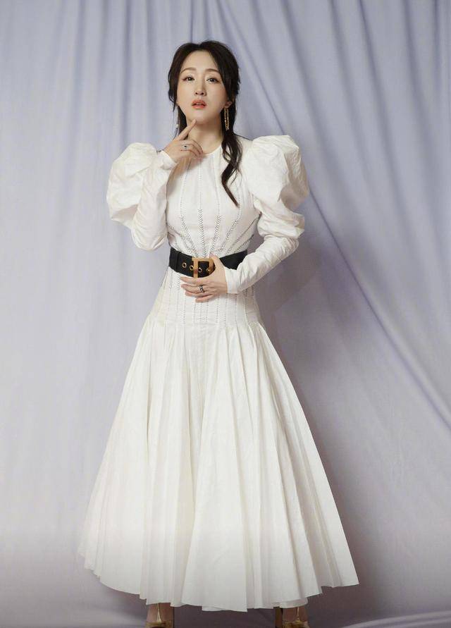 颜色|杨钰莹真会“玩”，穿红色和黑色拼接西装干练利落，潇洒霸气