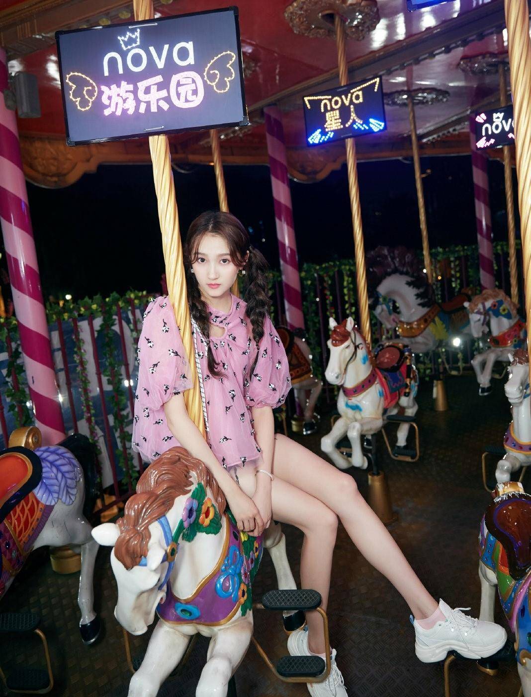 女神|关晓彤穿粉色条纹上衣出门遛萌宠,女神气质超赞,不亏是当红女星