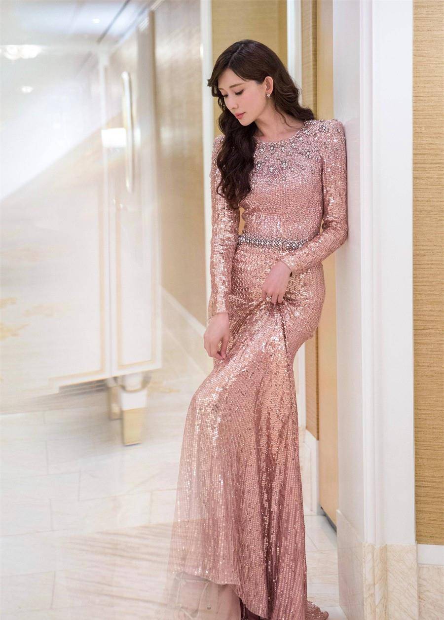 林志玲|林志玲结婚后愈发奔放！穿半透波点裙现身街头，46岁身材依旧惹眼