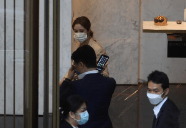 很漂亮|徐子淇李家诚约会被拍，驼背腰伸不直，穿的再高级也没贵妇气质！