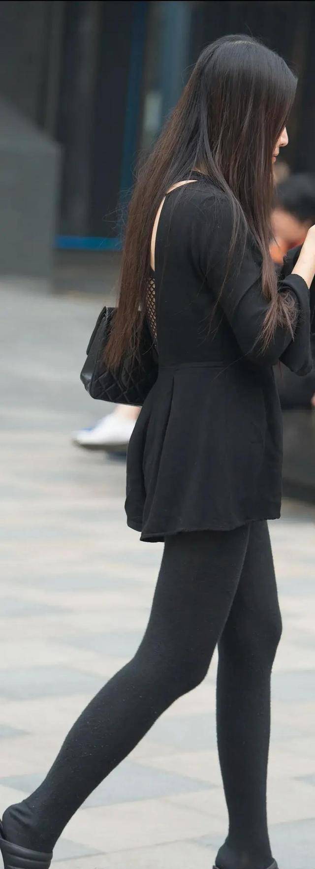 曲线美|明亮耀眼的打底裤穿出优雅高级感，彰显复古的流行元素，时尚精致