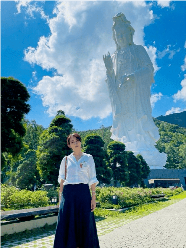 两代|两代女神同框！61岁钟楚红穿大牌尽显阔太范，黎姿罕见显小家子气