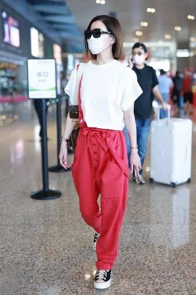 颜色|佘诗曼真不像奔5的人，穿红色背带裤配白T青春靓丽，脚踩双布鞋看起来像学生