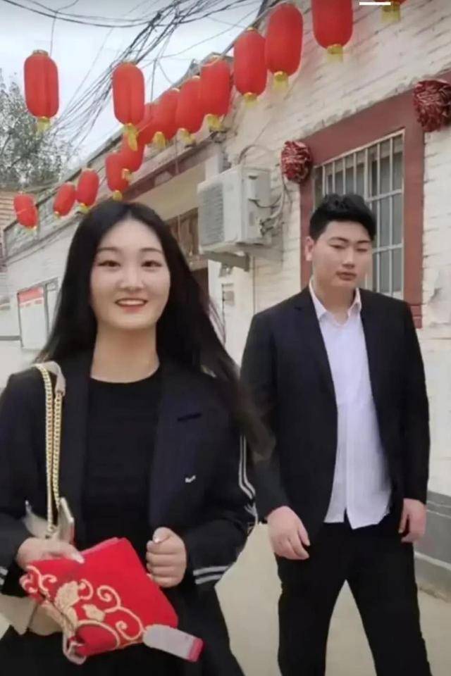 方面|大衣哥儿媳婚后“回门”，V领造型锁骨明显，妆容自然比明星漂亮