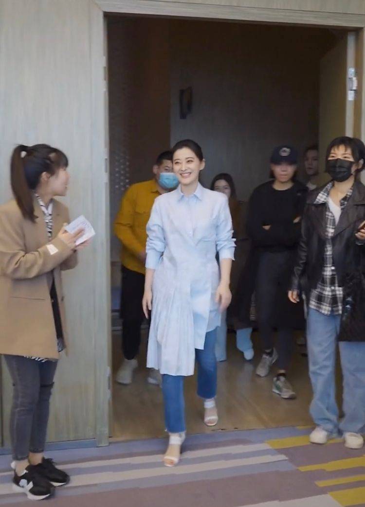 那一种|梅婷48岁还这么漂亮，纯天然的脸自然松弛，但穿白衬衫气质高级！