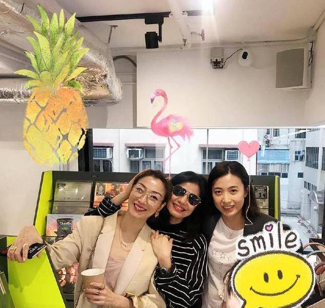 短裙|61岁钟楚红晒近照！穿一身大牌尽显总裁范，同框小12岁黎姿也不输