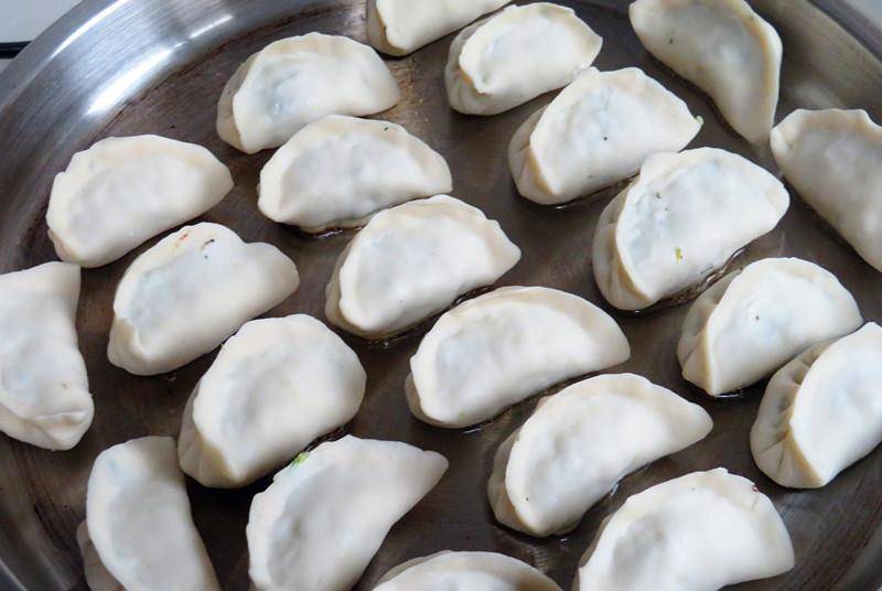 面团|早餐煎饺用这两样调馅，比素三鲜的还好吃，儿子一人能吃一锅！