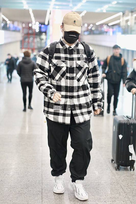 一身|杜海涛私下穿搭挺潮，一身蓝色穿搭好清爽，就是发型有点呆