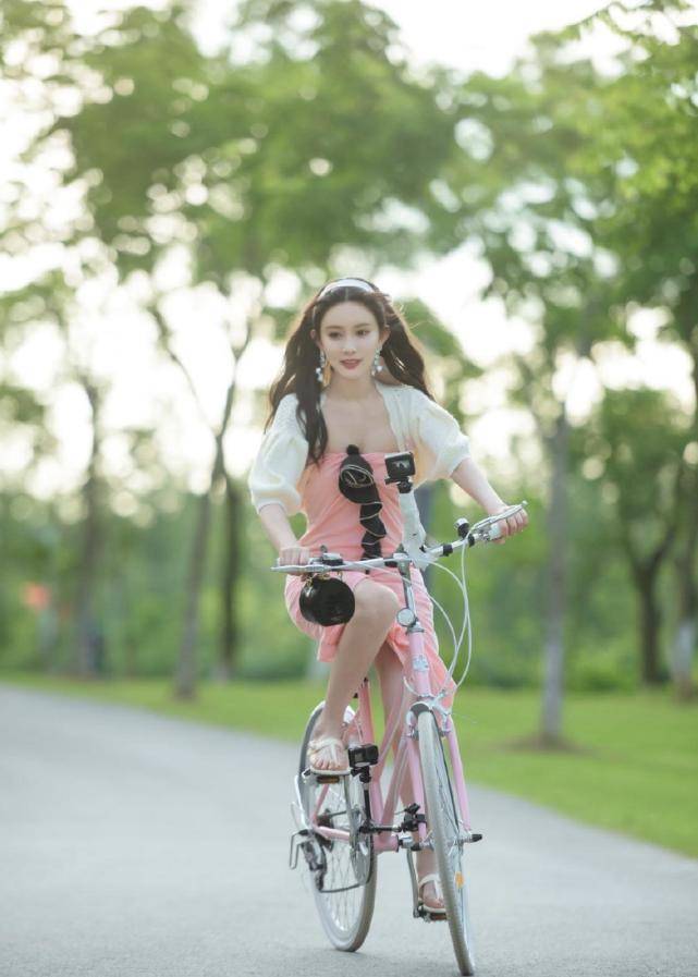 波浪|孟子义和男嘉宾草地露营，波浪长卷发搭配一身淡粉色长裙，画面有点甜