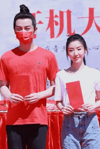 裙子|毛晓彤在横店开机仪式的现场照，脸僵硬浮肿不真实，一点不自然！