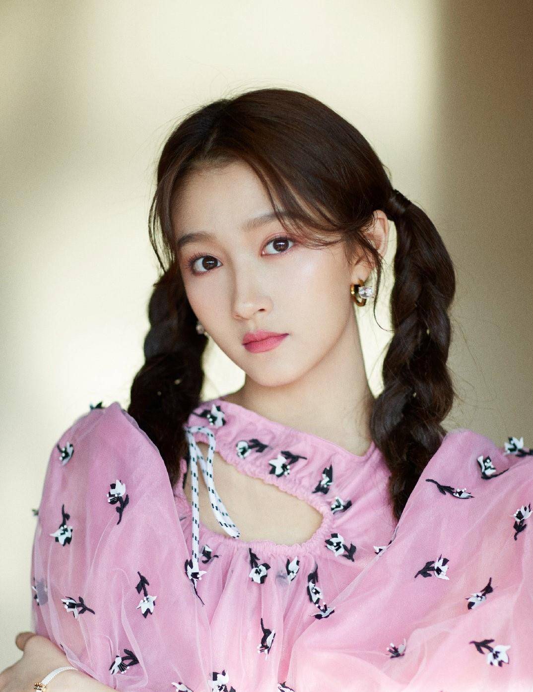 女神|关晓彤穿粉色条纹上衣出门遛萌宠,女神气质超赞,不亏是当红女星