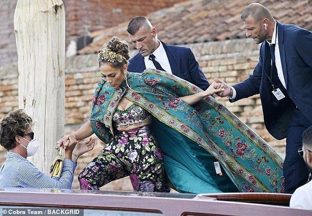 Gabbana|J.LO威尼斯时装秀出洋相，浮夸穿搭展现女王气场，却被拍到标签没剪超尴尬