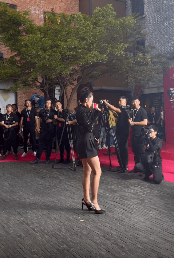 李冰冰|李冰冰外出被拍，穿健美裤腿型弯曲，无修饰的脸蜡黄但紧致不松！