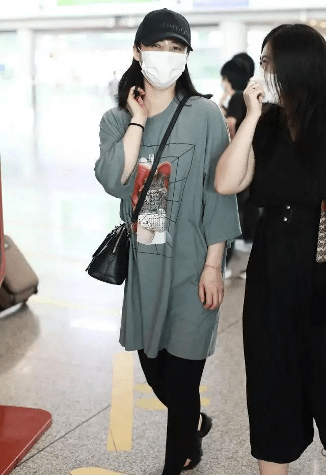 健美裤|蒋勤勤穿宽松T恤走机场，配棒球帽还挺潮的，却被健美裤暴露年龄