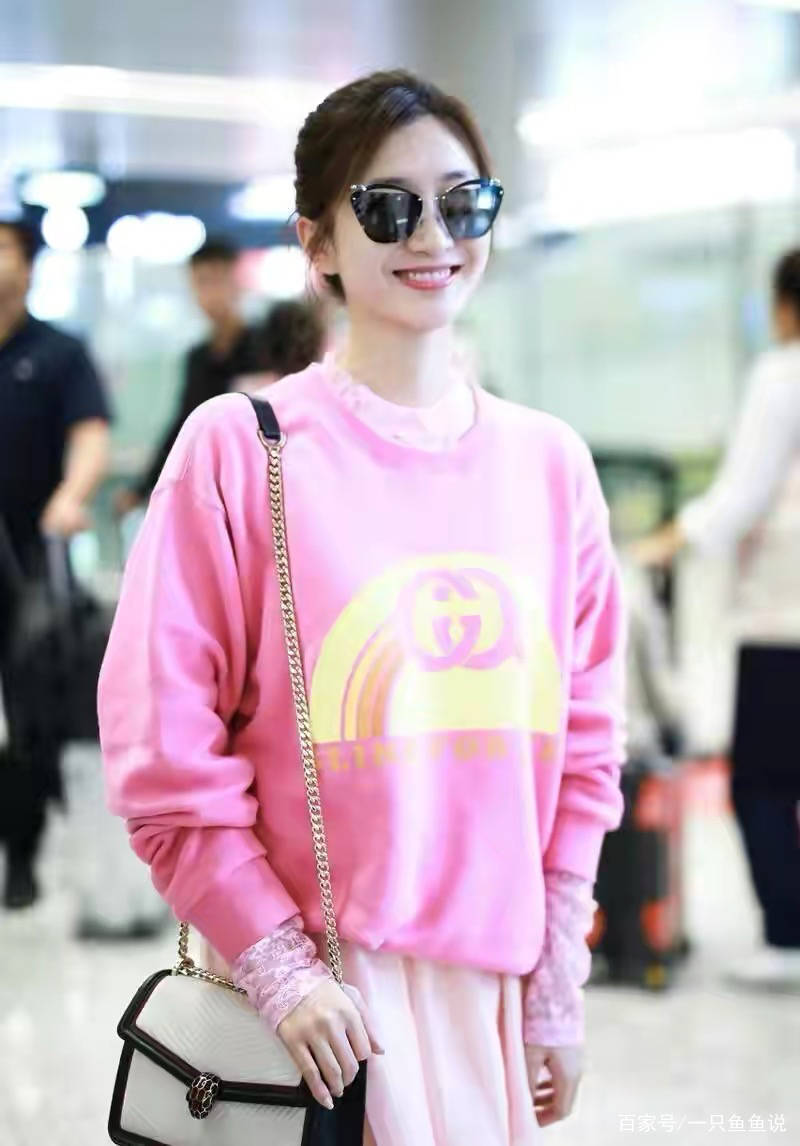 卫衣|气质女神江疏影“转型”了？粉红色卫衣配上墨镜，可爱+帅气