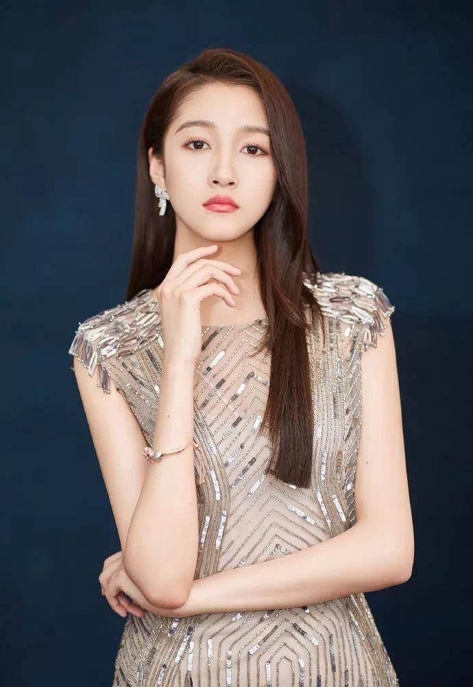 女王|关晓彤穿Prada女王气真足！西装配半透蕾丝裙，她也太会撩了
