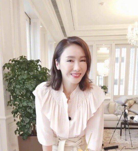 两代|两代女神同框！61岁钟楚红穿大牌尽显阔太范，黎姿罕见显小家子气