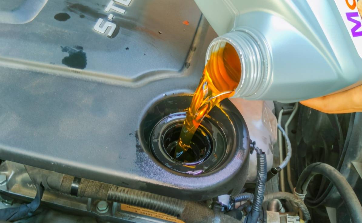 机油加注口为什么会冒烟冒烟后该怎么处理