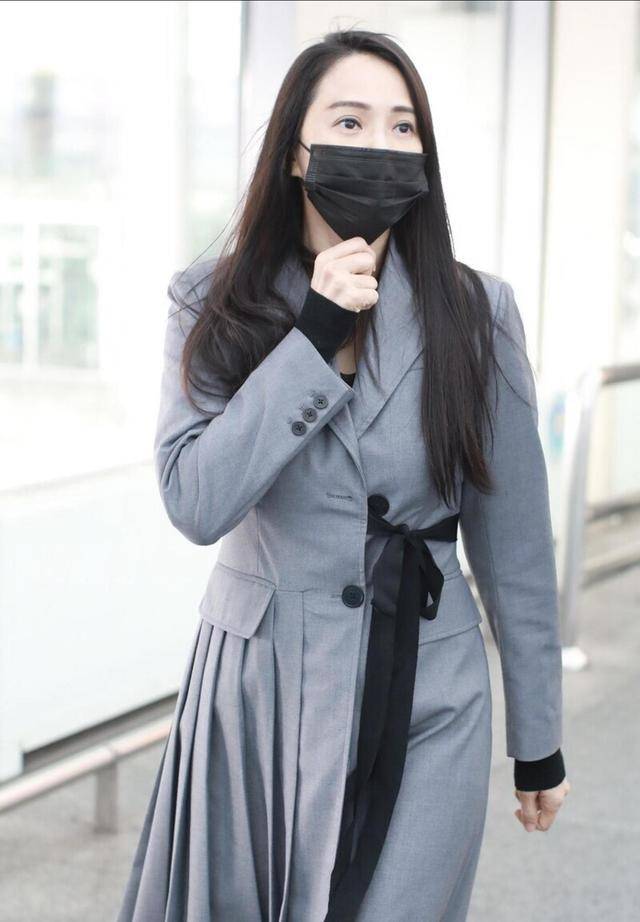 羊羔|伊能静挑衣服的眼光真“毒”，灰色大衣成熟优雅，温柔又有气场
