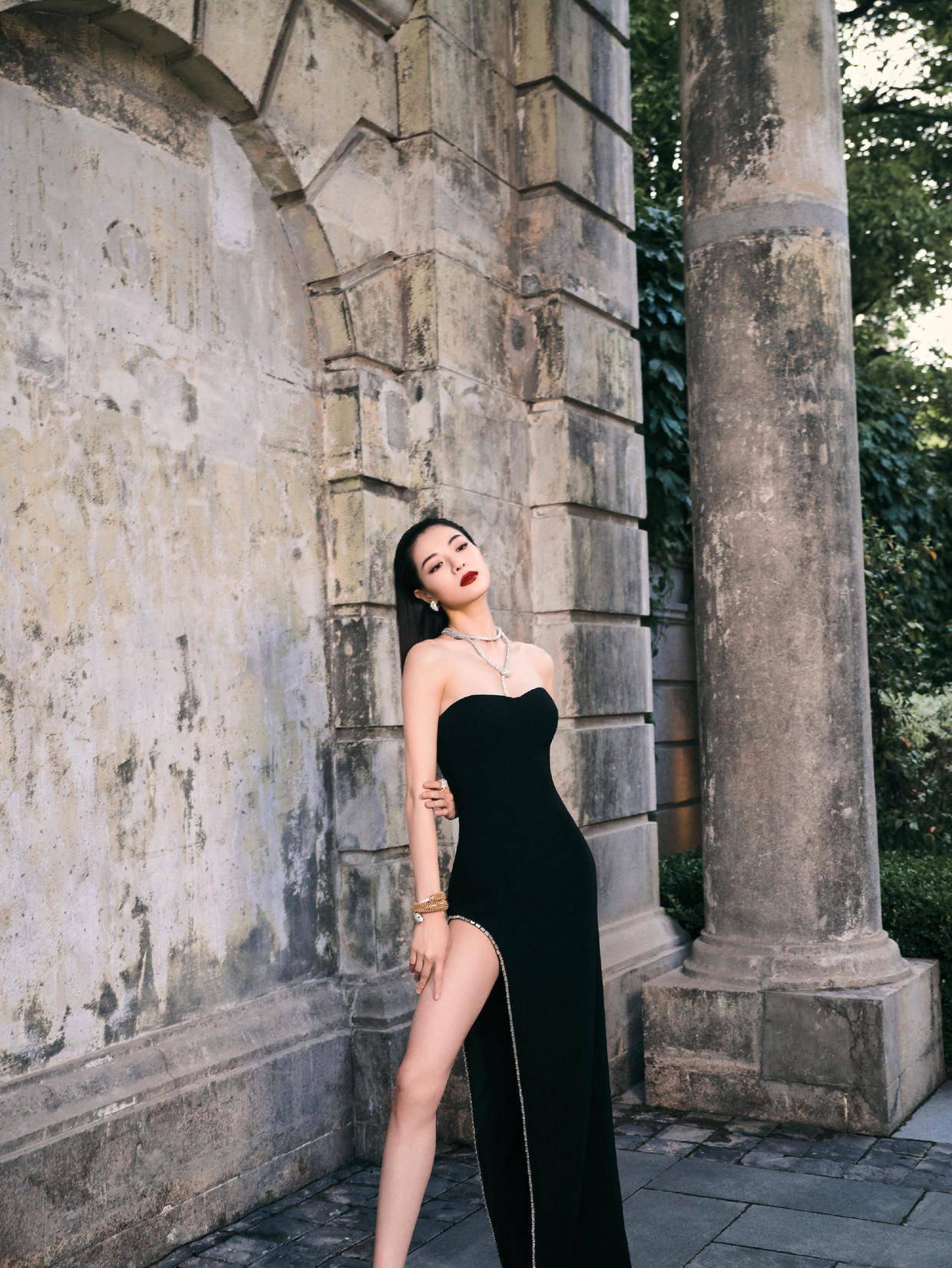 设计|钟楚曦的身材比例太完美，一袭吊带连衣裙性感优雅，美得让人心动