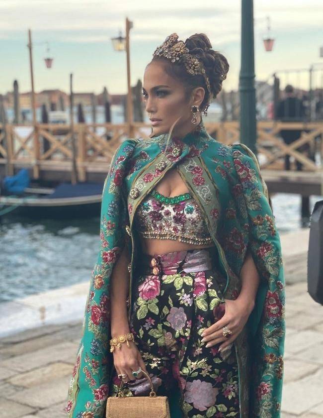 Gabbana|J.LO威尼斯时装秀出洋相，浮夸穿搭展现女王气场，却被拍到标签没剪超尴尬