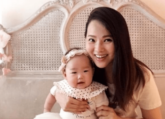 家长|伊能静女儿穿“红配绿”出镜，变身小公主，有个会搭配的妈妈真好