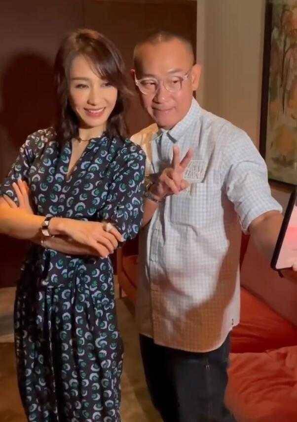 身材|黎姿退圈后罕见露面，穿印花连体裤状态惊艳，哪像70后的人