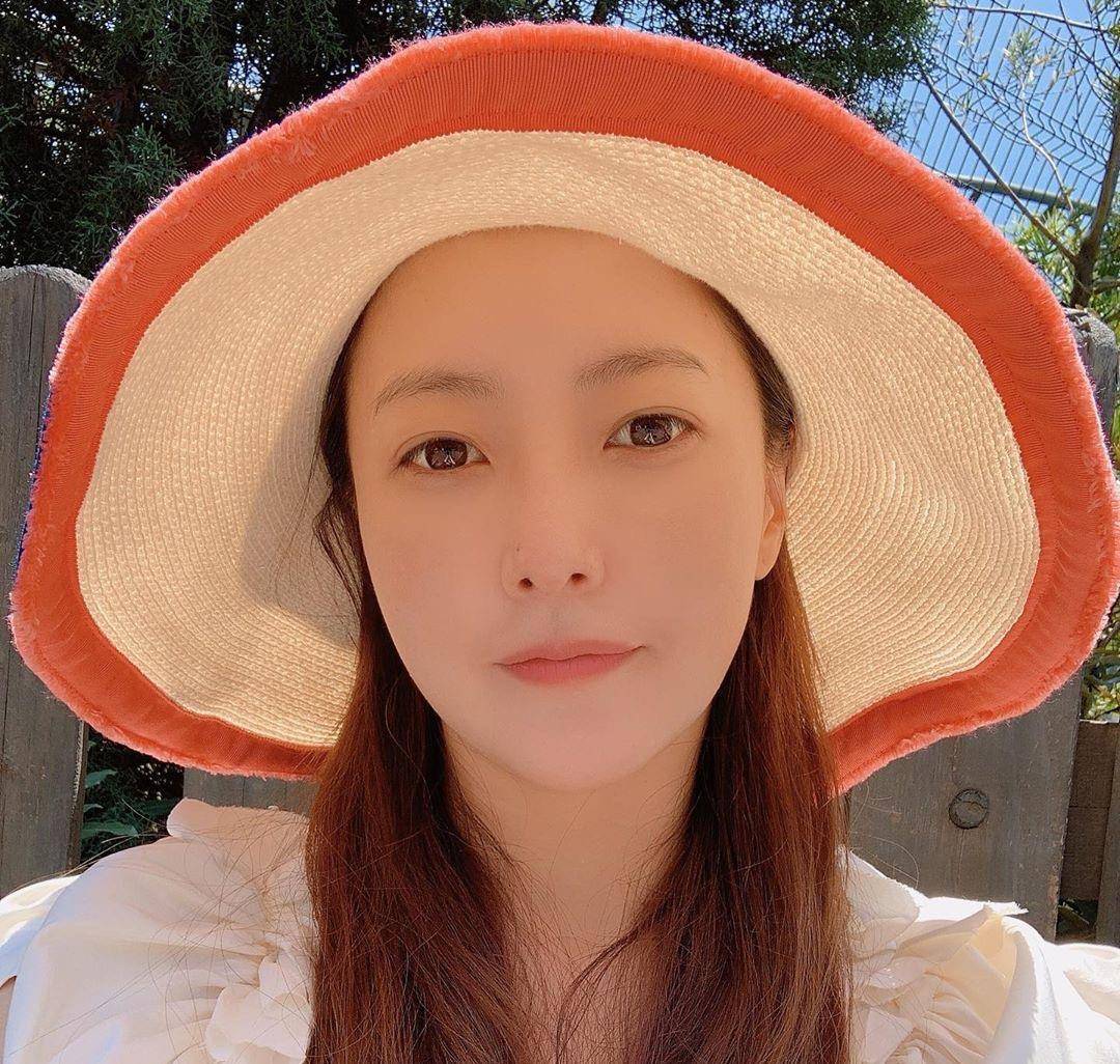 美貌|42岁金喜善依旧美如当年！这张脸完全看不出年纪 出游照优雅时髦