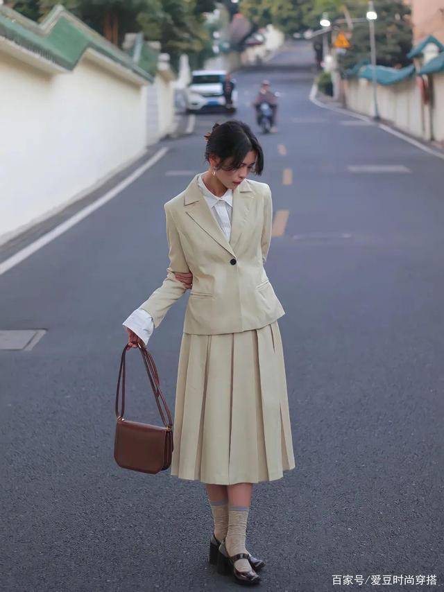 姐妹|今年初秋流行穿“小黑鞋”！不仅百搭好看，还很时髦