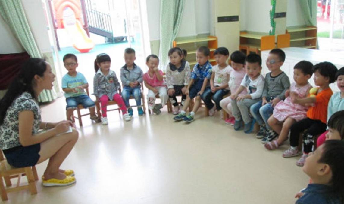 人群|第一天上幼儿园不哭的孩子，大多出自三种家庭，不愧见过“世面”