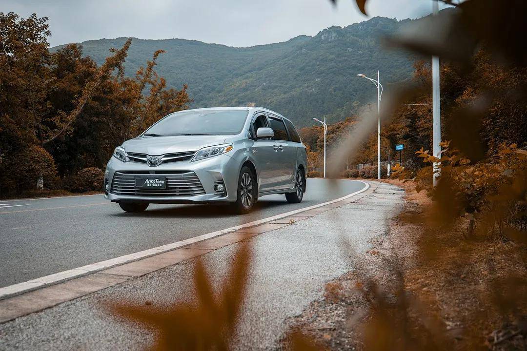 全球首发丰田塞纳35殿堂级hks机械增压动力提升显著全球首家