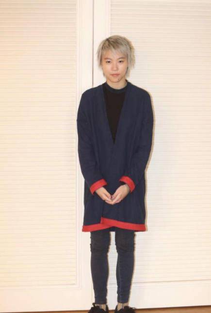 色彩|窦靖童像极了妈妈王菲，穿简单T恤配牛仔裤，洒脱又个性十足