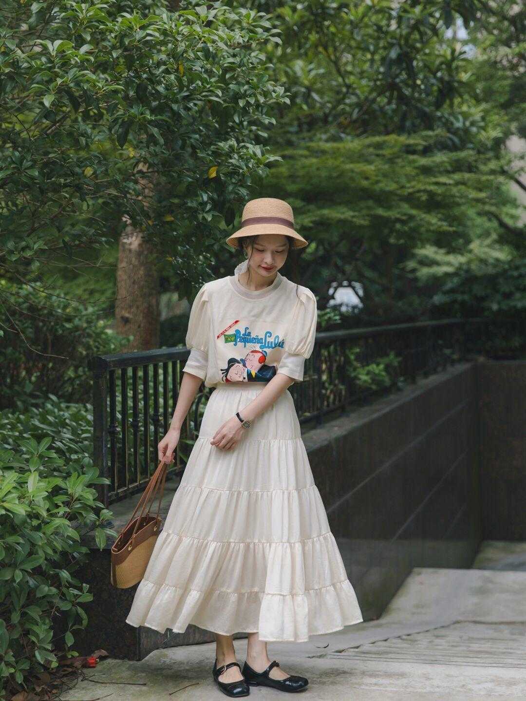 条纹|早秋，T恤的“高级穿法”是这样的，配半身裙温柔优雅，清爽舒适
