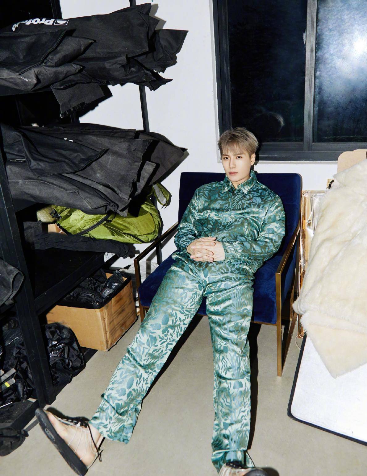 个性|王嘉尔穿搭太有个性,一身绿还能穿出时尚高级范,不土反而挺洋气