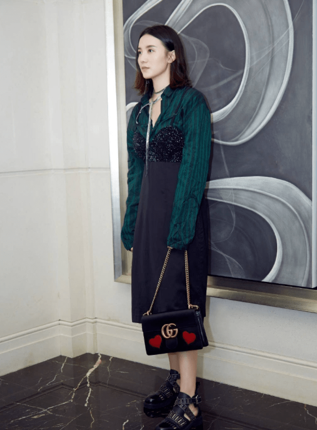 宋佳|宋佳还是挺保守的,穿高开叉裙子还特意加条裤子,依然很有女人味