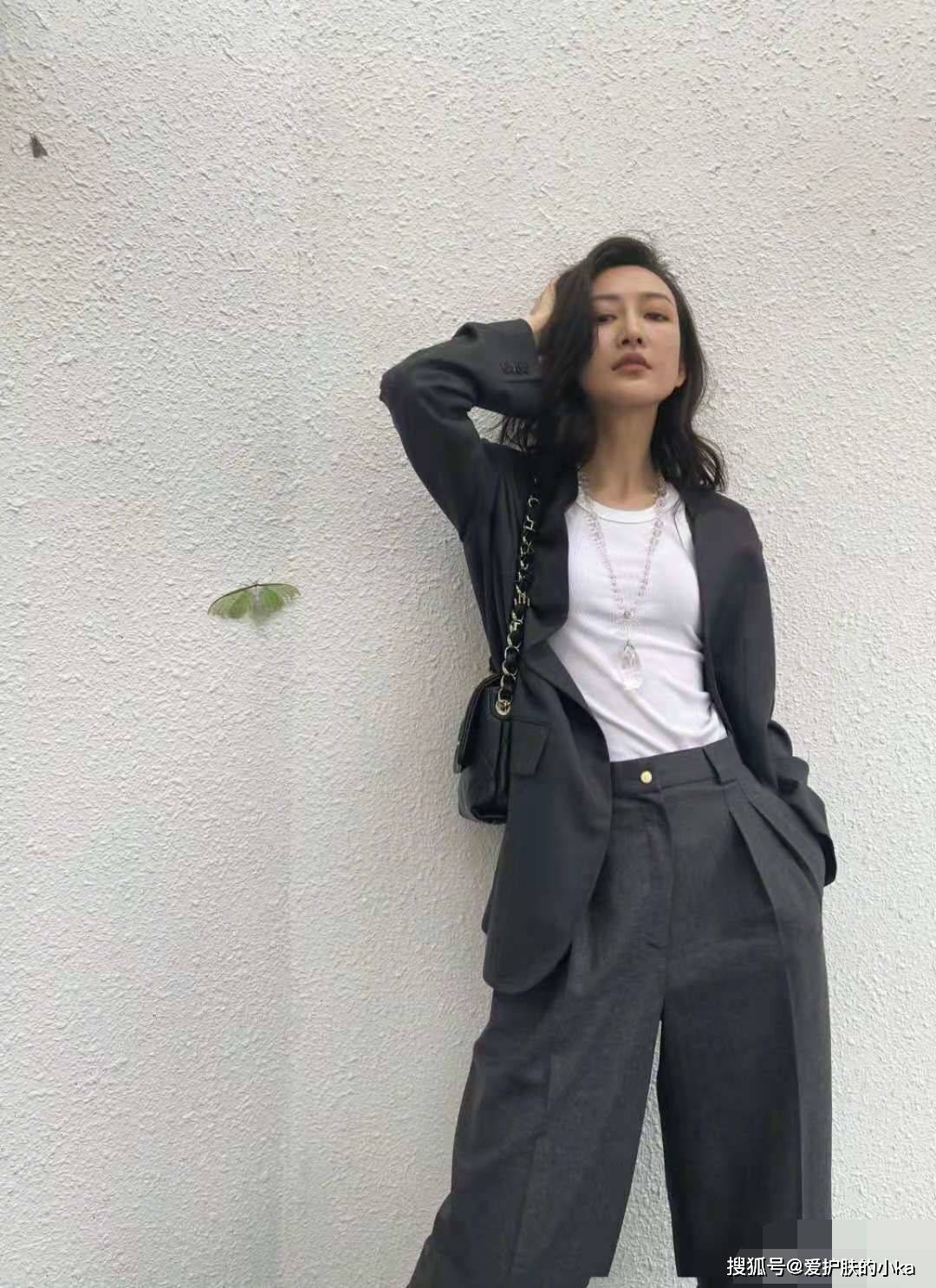 王鸥|王鸥有多瘦看脚就知道，西装配短裤洋气高级，靴子穿成“堆堆袜”