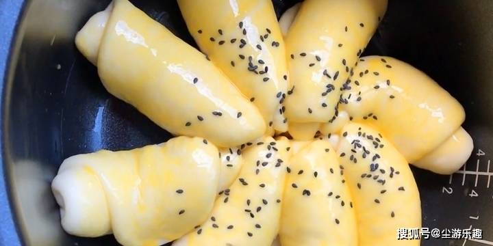 做法|电饭锅做早餐面包的配方,比蒸馒头还香甜,学会可以做给家人吃