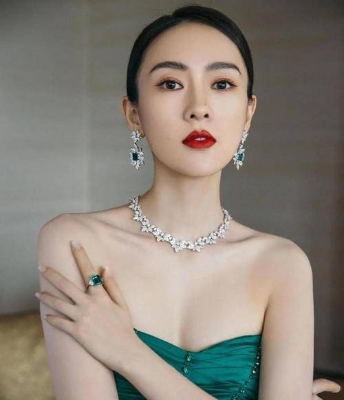 童瑶火|童瑶火了更敢穿，一袭“原谅绿”礼裙出席活动，完美成为全场焦点