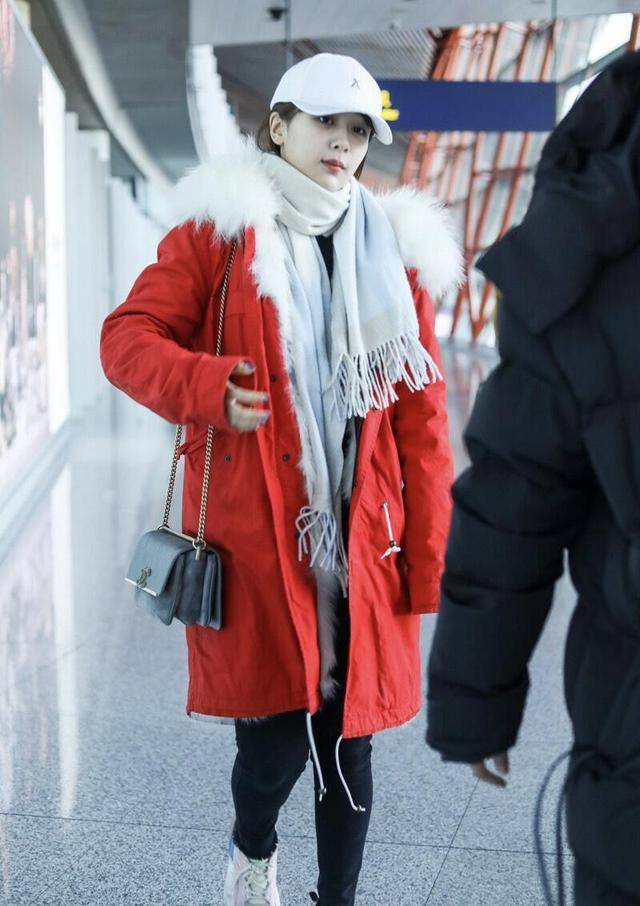 进行|杨紫真的太会穿了!身穿红色长款羽绒服保暖舒适,显白洋气好时髦