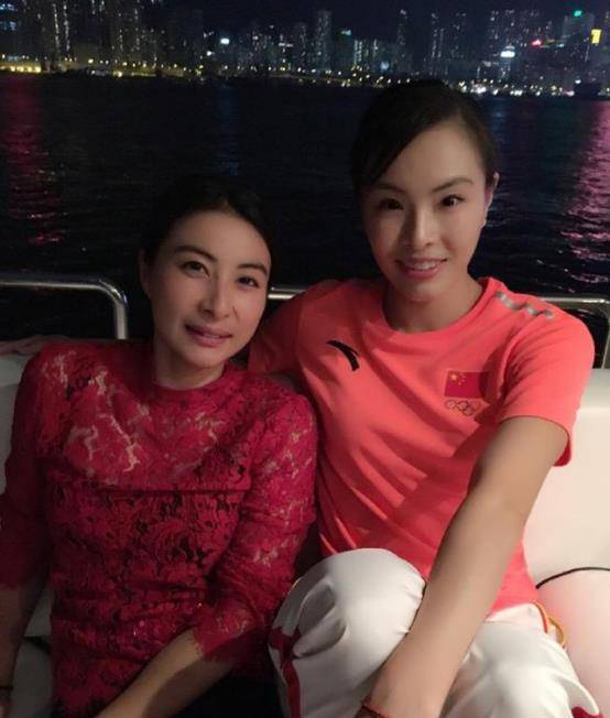 魅力|郭晶晶与婆婆站在一起时，感觉还挺开心的，戴着口罩也挡不住幸福