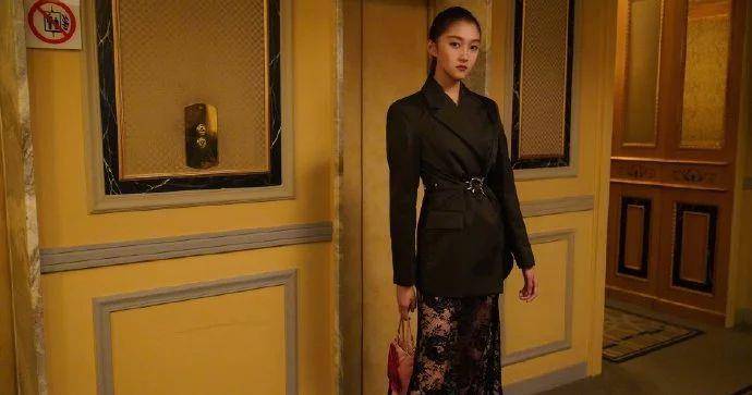 黑色|米兰时装周关晓彤出尽风头,黑色蕾丝裙性感,配军绿色西服有质感