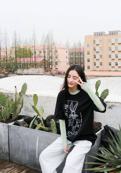 辣妈|赵丽颖罕带儿子外出！正脸首曝光模样太像爸，肉嘟嘟的吃得真壮实