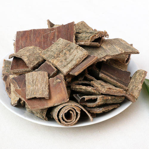 出处:全国中草药汇编③杜仲炭:将杜仲块放锅内,边炒边洒盐水,炒至呈