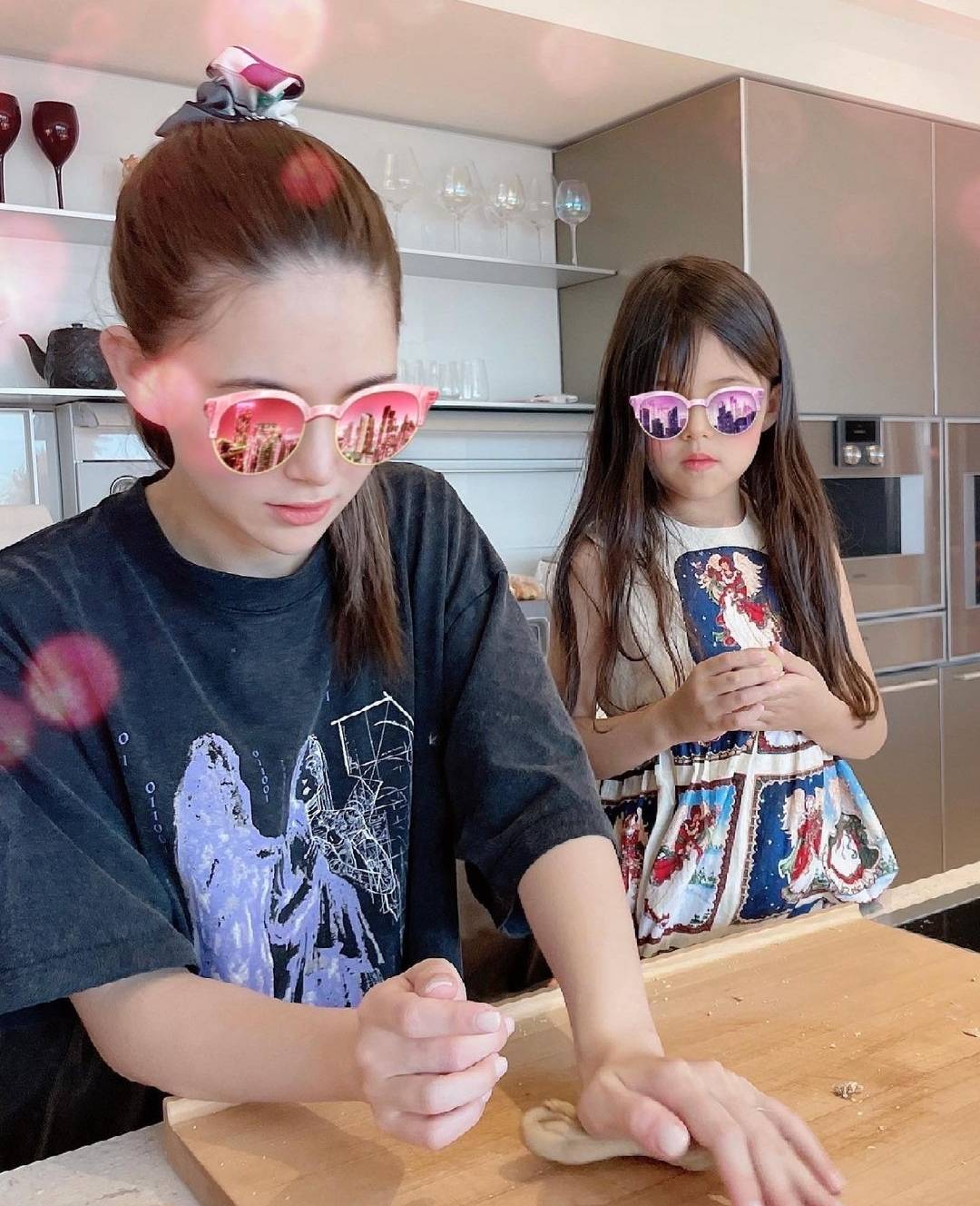 名畫|周杰倫打卡巴黎名勝，和女兒拍照復刻名畫超會玩，小周周亭亭玉立