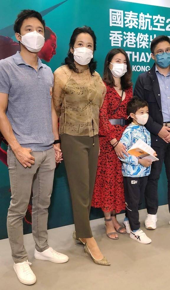 魅力|郭晶晶与婆婆站在一起时，感觉还挺开心的，戴着口罩也挡不住幸福