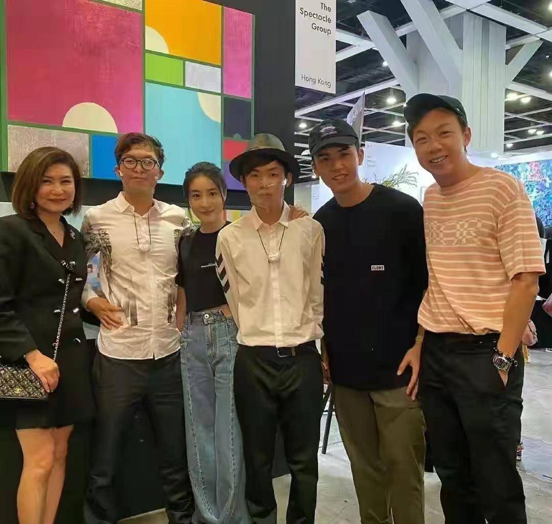 黑色|黎姿钟楚红聚会！61岁钟楚红身材肥胖老得认不出，俩人同框似母女