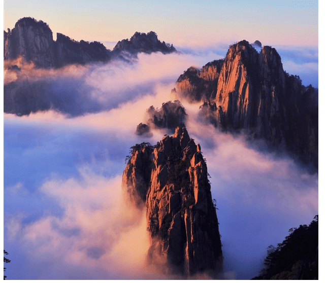 黄山之美：云围雾绕，高低沉浮